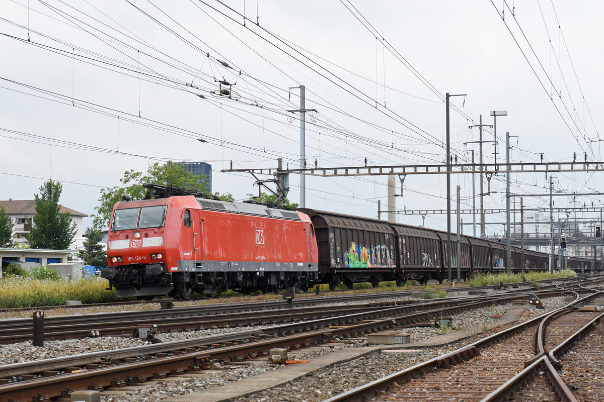 DB Lok 185 124-5 durchfährt den Bahnhof Pratteln. Die Aufnahme stammt vom 29.06.2018.