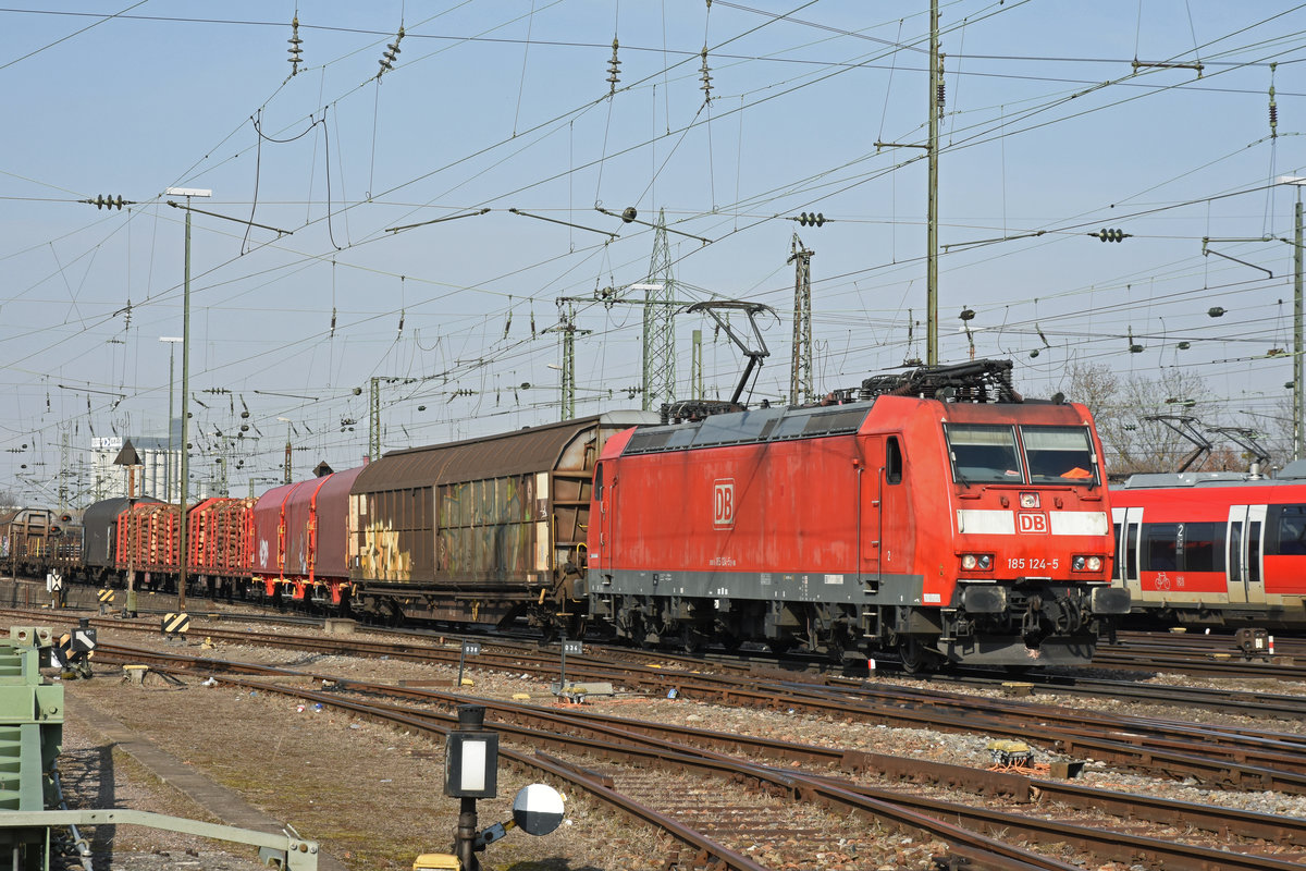 DB Lok 185 124-5 durchfährt den badischen Bahnhof. Die Aufnahme stammt vom 19.02.2019.