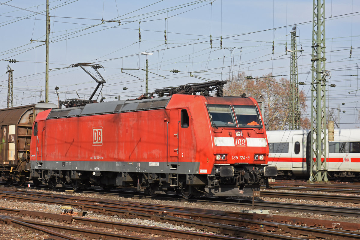 DB Lok 185 124-5 durchfährt den badischen Bahnhof. Die Aufnahme stammt vom 19.02.2019.