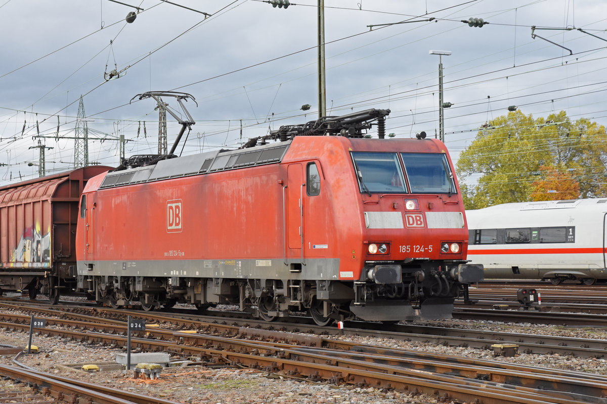 DB Lok 185 124-5 durchfährt den badischen Bahnhof. Die Aufnahme stammt vom 06.11.2019.