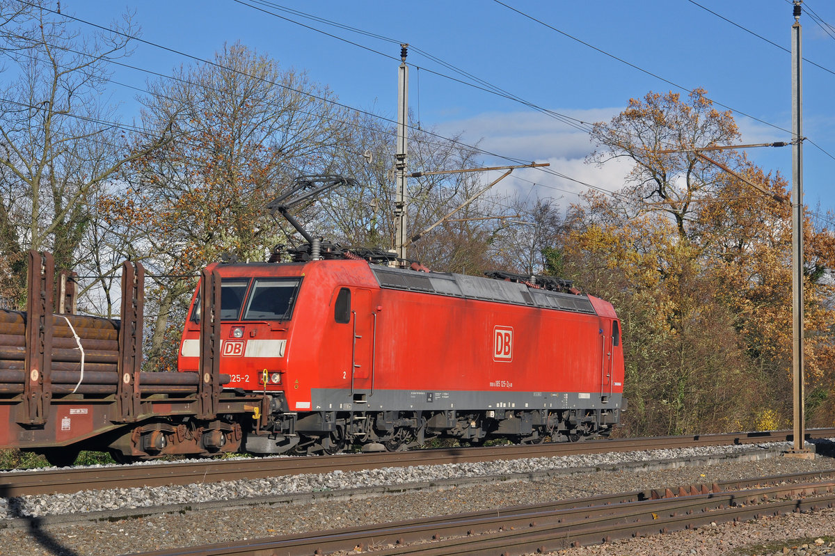 DB Lok 185 125-2 hat den Bahnhof Kaiseraugst durchfahren und fährt Richtung Rheinfelden. Die Aufnahme stammt vom 19.11.2016.