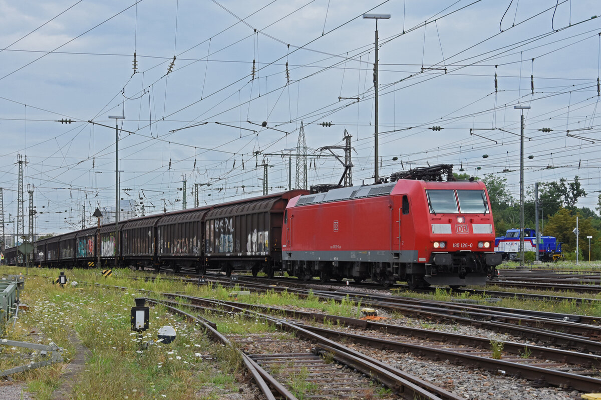 DB Lok 185 126-0 durchfährt am 29.07.2022 den badischen Bahnhof.