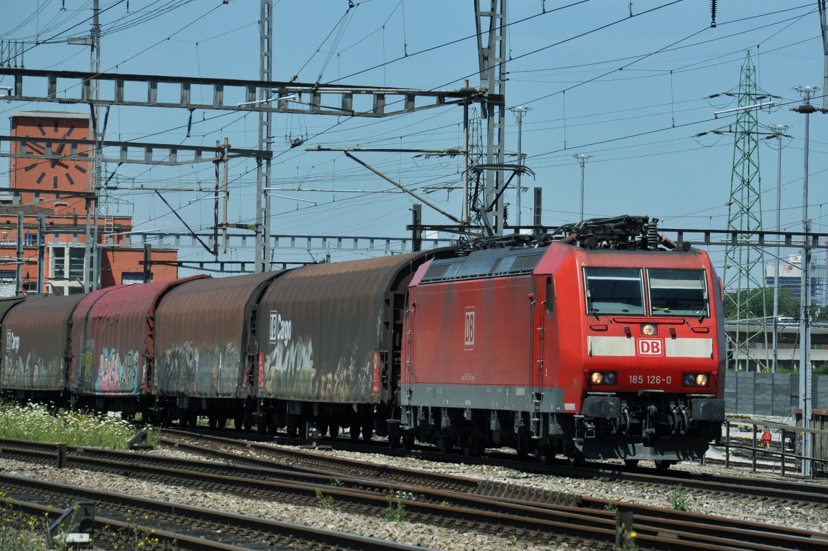 DB Lok 185 126-0 durchfährt den Bahnhof Muttenz. Die Aufnahme stammt vom 03.07.2014.