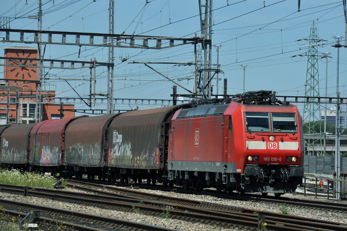 DB Lok 185 126-0 durchfährt den Bahnhof Muttenz. Die Aufnahme stammt vom 03.07.2014.