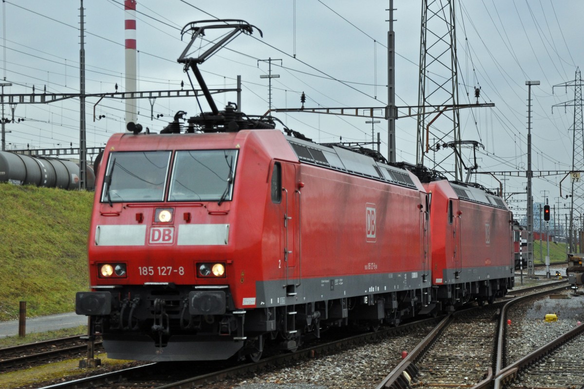 DB Lok 185 127-8 und 185 125-2 am Güterbahnhof in Muttenz. Die Aufnahme stammt vom 22.01.2014.
