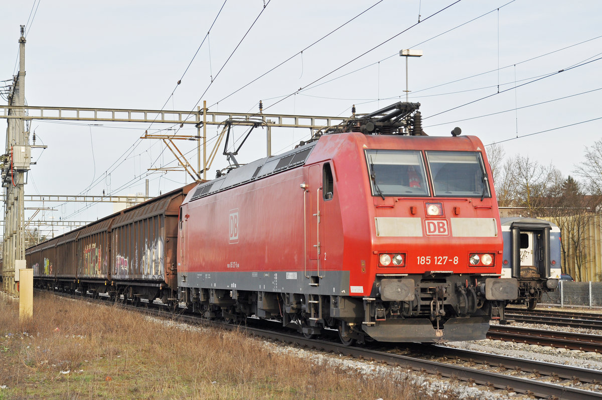 DB Lok 185 127-8 durchfährt den Bahnhof Kaiseraugst. Die Aufnahme stammt vom 11.03.2017.