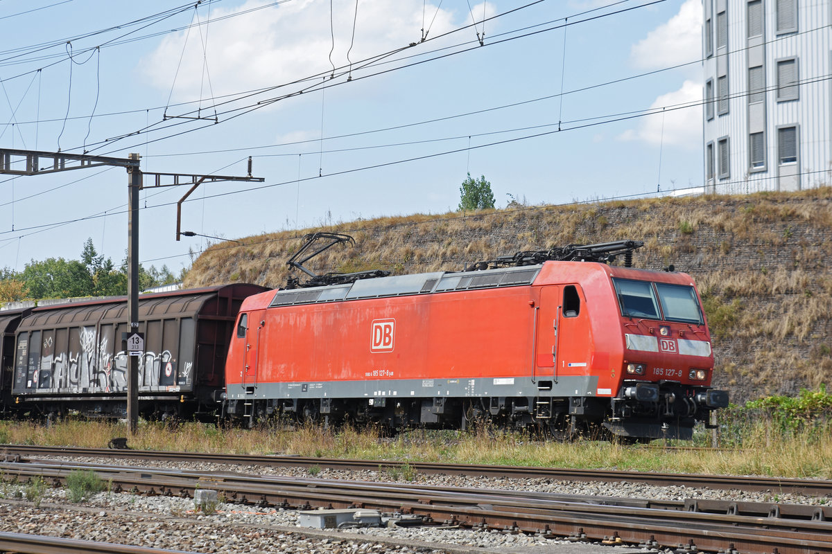 DB Lok 185 127-8 durchfährt den Bahnhof Pratteln. Die Aufnahme stammt vom 23.08.2018.