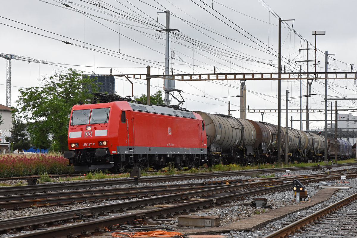 DB Lok 185 127-8 durchfährt den Bahnhof Pratteln. Die Aufnahme stammt vom 11.06.2019.
