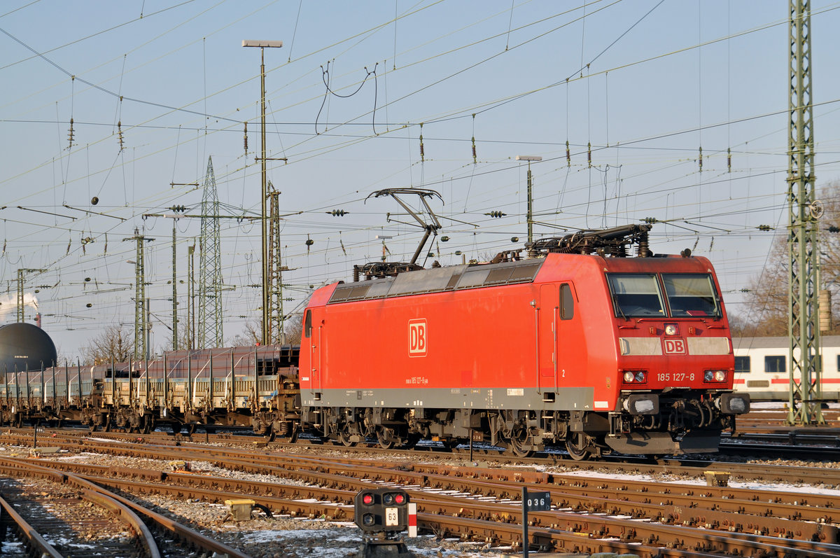 DB Lok 185 127-8 durchfährt den Badischen Bahnhof. Das abzweigende Gleis führt auf einen Parkplatz, von wo aus auch diese Aufnahme am 18.01.2017 entstand.