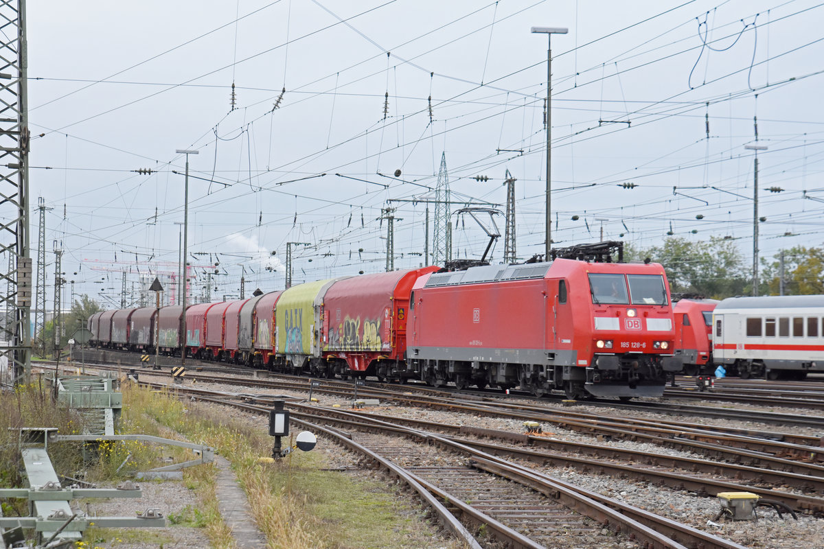 DB Lok 185 128-6 durchfährt den badischen Bahnhof. Die Aufnahme stammt vom 31.10.2019.
