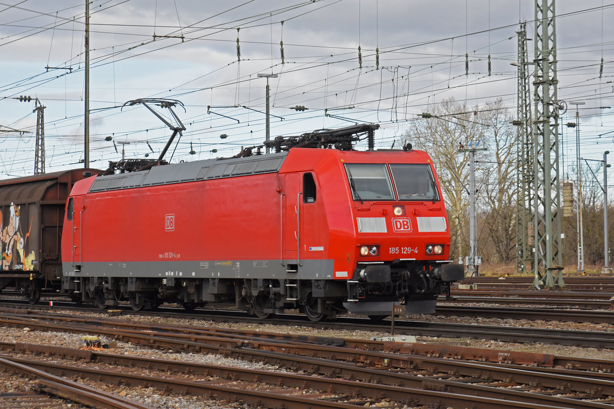 DB Lok 185 129-4 durchfährt den badischen Bahnhof. Die Aufnahme stammt vom 14.02.2020.