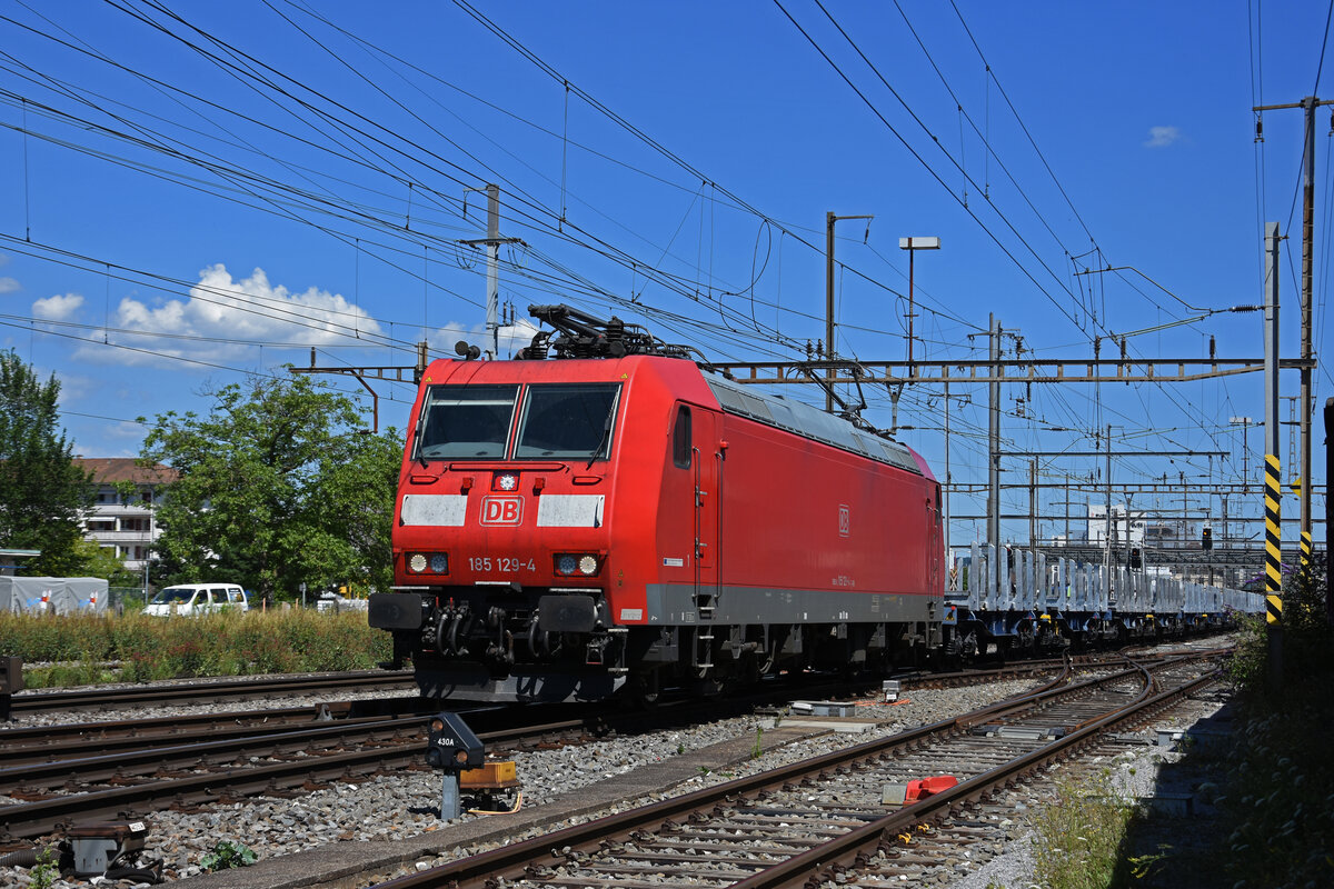 DB Lok 185 129-4 durchfährt den Bahnhof Pratteln. Die Aufnahme stammt vom 12.07.2022.