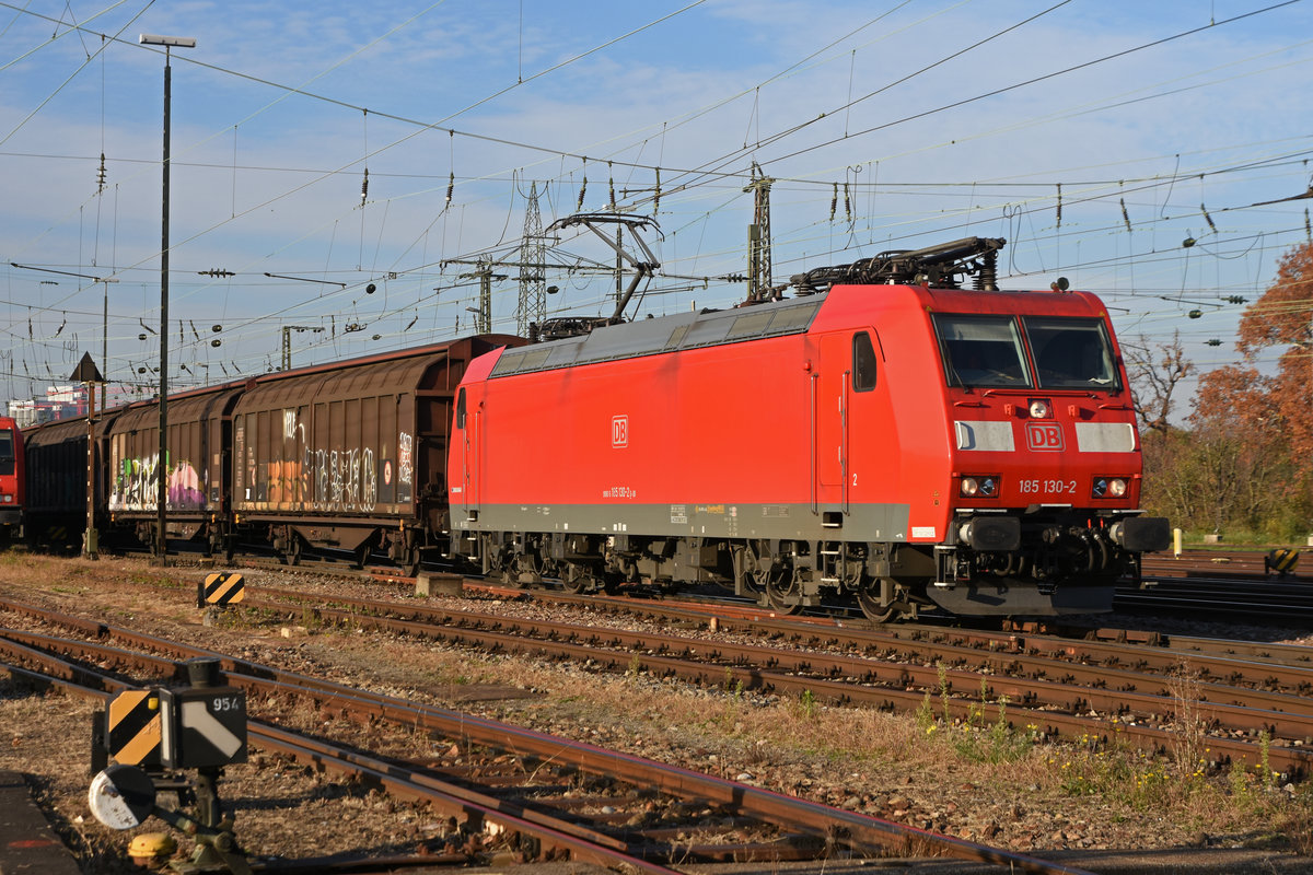 DB Lok 185 130-2 durchfährt den badischen Bahnhof. Die Aufnahme stammt vom 10.11.2020.