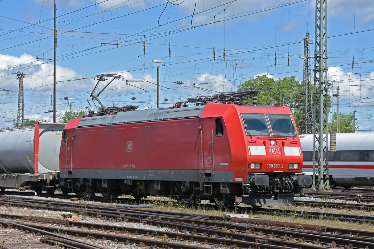 DB Lok 185 130-2 durchfährt den badischen Bahnhof. Die Aufnahme stammt vom 24.05.2022.