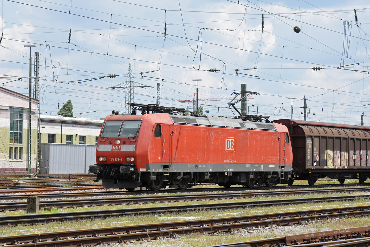 DB Lok 185 132-8 durchfährt den badischen Bahnhof. Die Aufnahme stammt vom 17.07.2018.