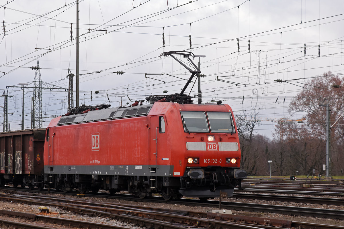 DB Lok 185 132-8 durchfährt den badischen Bahnhof. Die Aufnahme stammt vom 10.01.2019.
