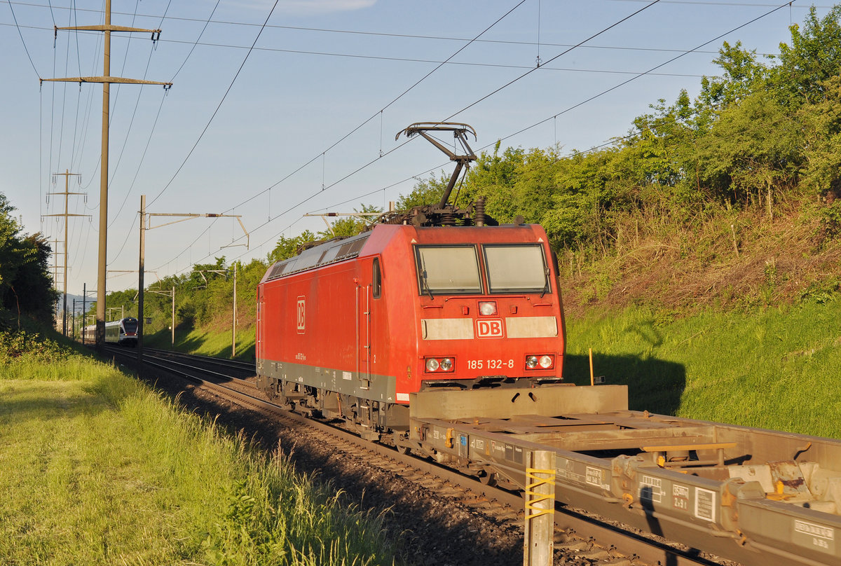 DB Lok 185 132-8 fährt in der Abendsonne Richtung Rheinfelden. Die Aufnahme stammt vom 16.05.2017.