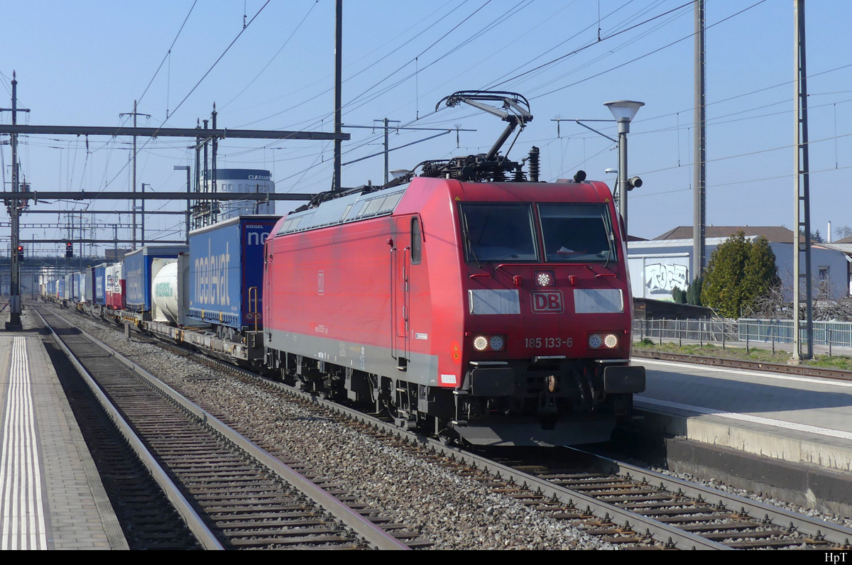 DB - Lok 185 133-6 vor Güterzug bei der durchfahrt im SBB Bahnhof Pratteln am 06.03.2022