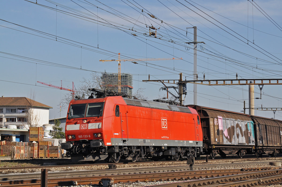 DB Lok 185 133-6 durchfährt den Bahnhof Pratteln. Die Aufnahme stammt vom 27.02.2017.