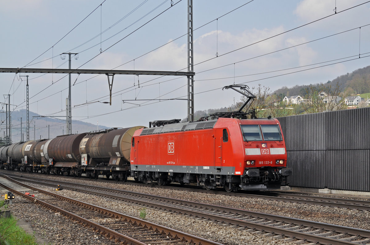DB Lok 185 133-6 durchfährt den Bahnhof Gelterkinden. Die Aufnahme stammt vom 06.04.2017.