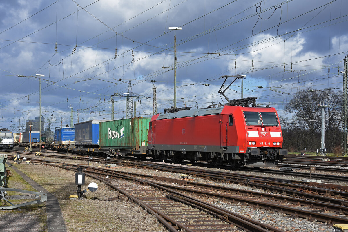 DB Lok 185 133-6 durchfährt den badischen Bahnhof. Die Aufnahme stammt vom 25.02.2022.