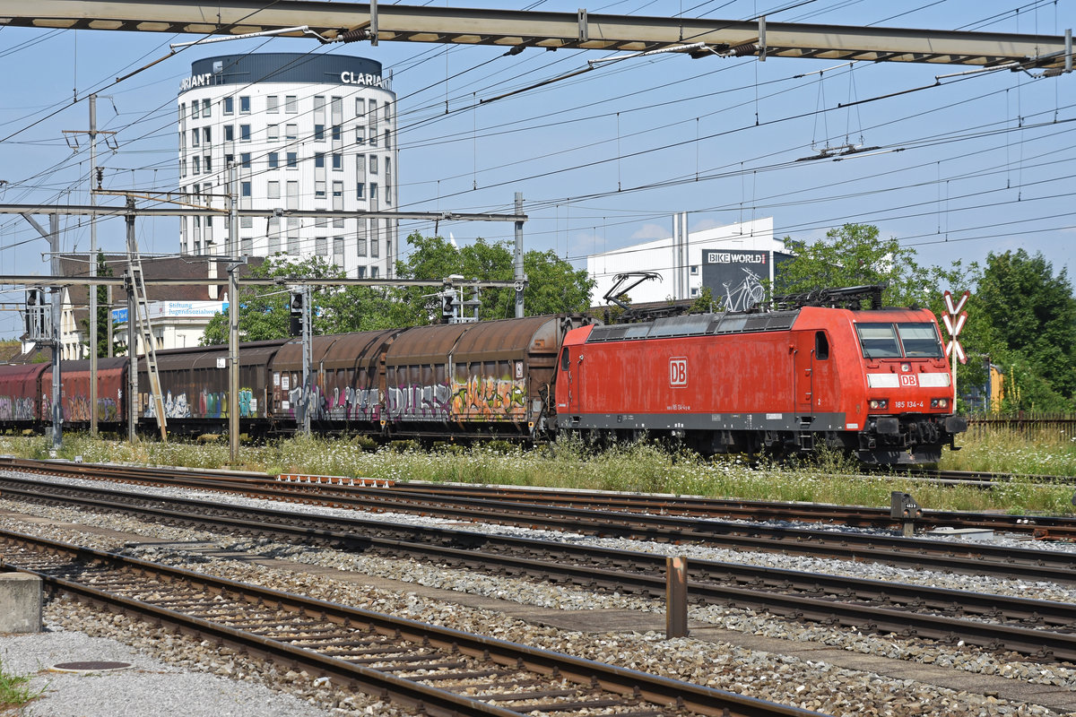 DB Lok 185 134-4 durchfährt den Bahnhof Pratteln. Die Aufnahme stammt vom 18.07.2019.
