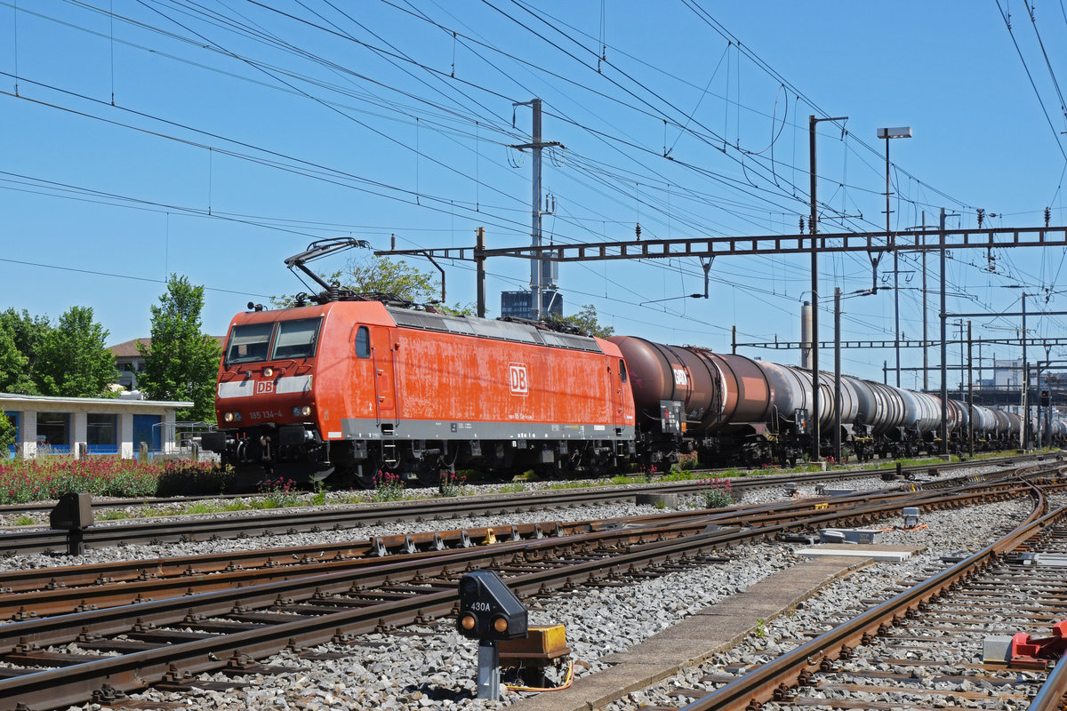 DB Lok 185 134-4 durchfährt den Bahnhof Pratteln. Die Aufnahme stammt vom 07.05.2020.