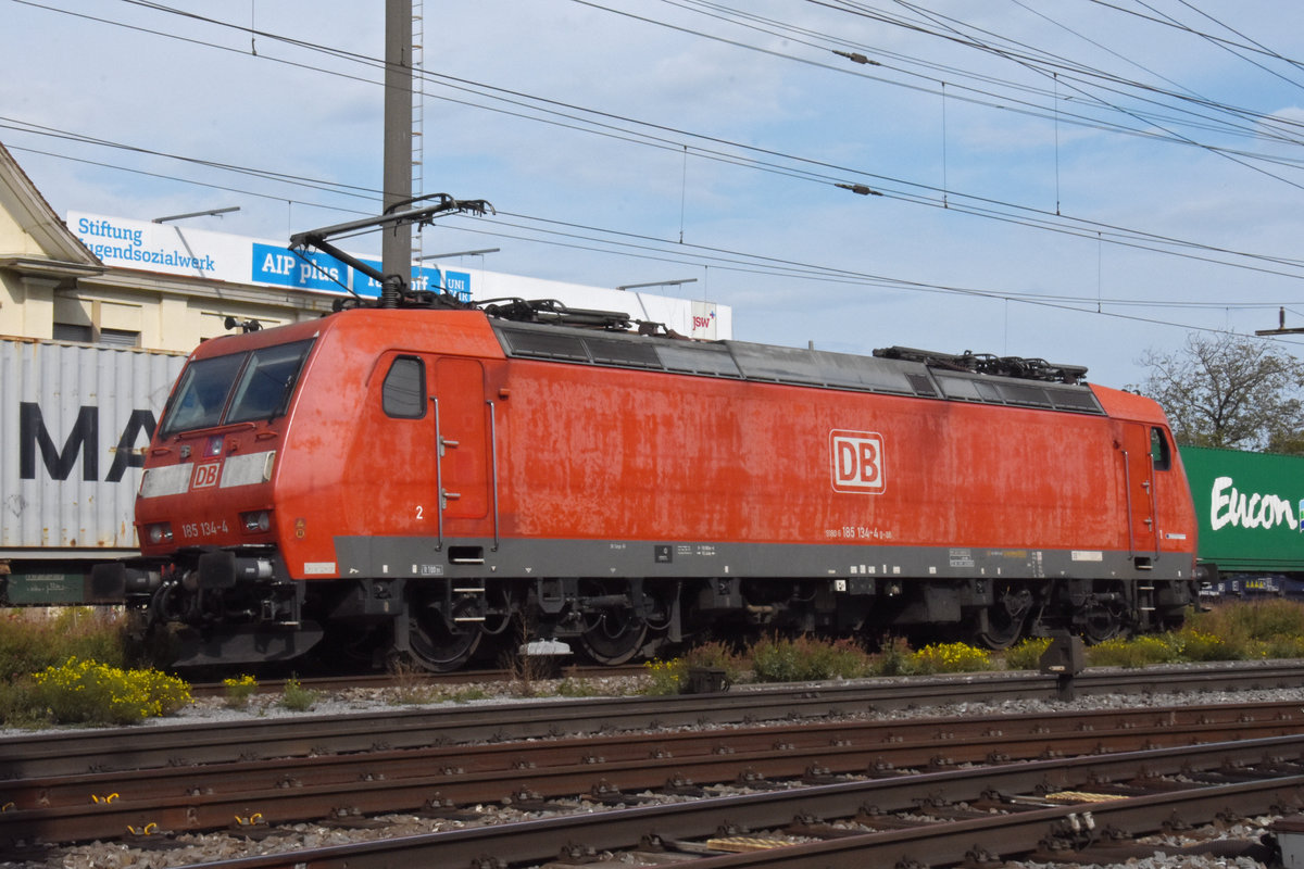DB Lok 185 134-4 durchfährt solo den Bahnhof Pratteln. Die Aufnahmestammt vom 24.09.2020.
