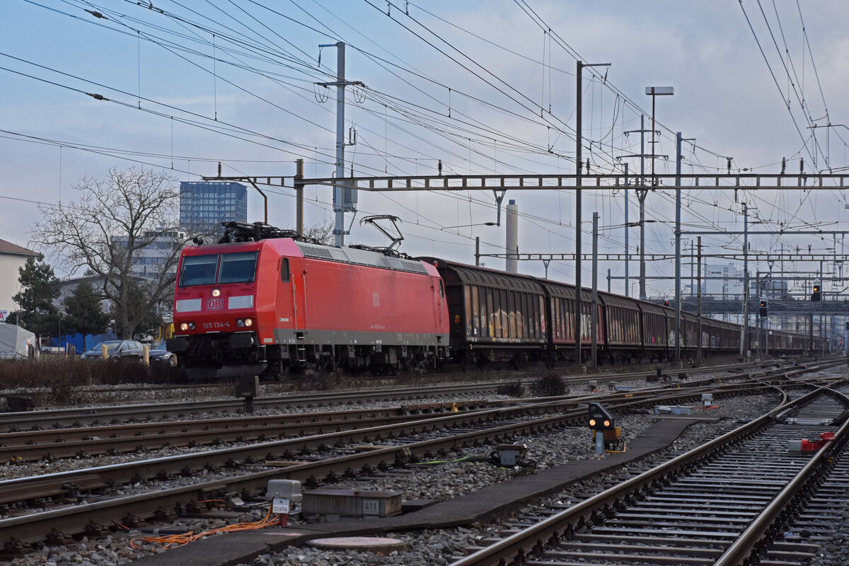 DB Lok 185 134-4 durchfährt den Bahnhof Pratteln. Die Aufnahme stammt vom 28.01.2022.