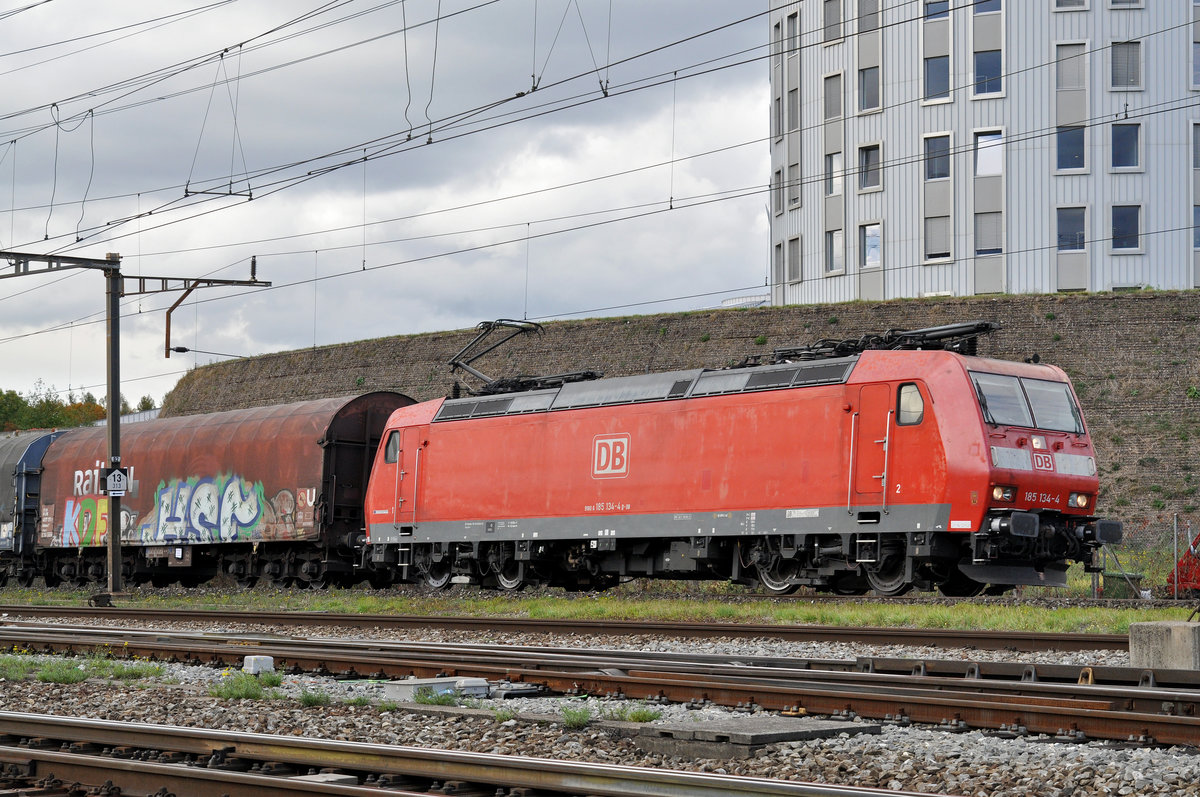 DB Lok 185 134-4 durchfährt den Bahnhof Pratteln. Die Aufnahme stammt vom 20.10.2016.