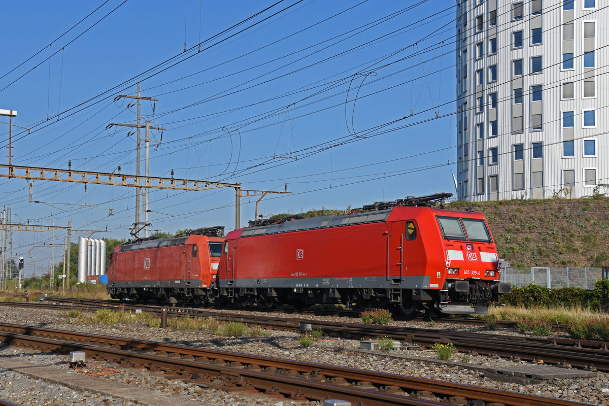 DB Lok 185 134-4 schleppt die Lok 185 105-4 durch den Bahnhof Pratteln. Die Aufnahme stammt vom 15.09.2020.