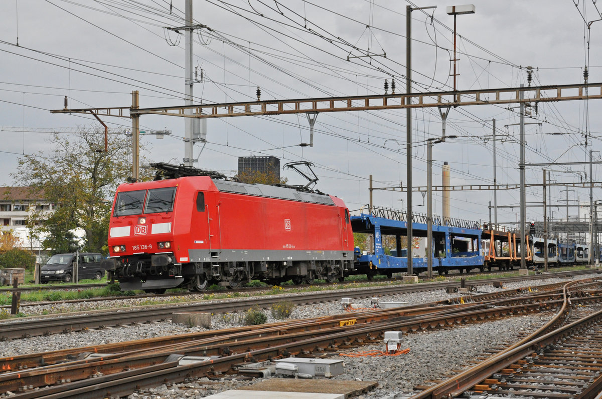 DB Lok 185 136-9 durchfährt den Bahnhof Pratteln. Die Aufnahme stammt vom 24.10.2019.
