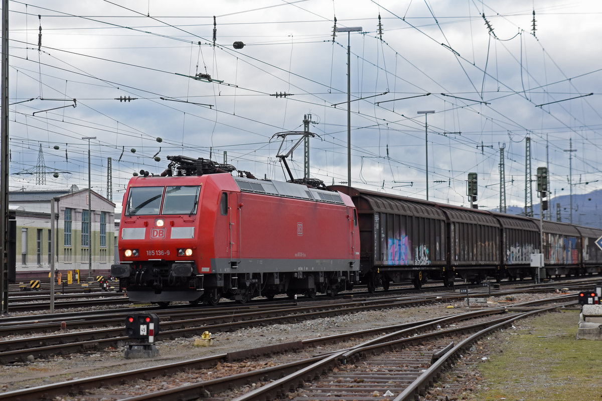 DB Lok 185 136-9 durchfährt den badischen Bahnhof. Die Aufnahme stammt vom 14.02.2020.