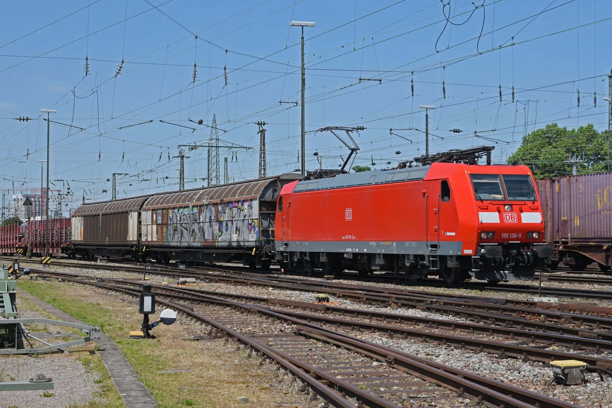 DB Lok 185 136-9 durchfährt den badischen Bahnhof. Die Aufnahme stammt vom 27.05.2020.