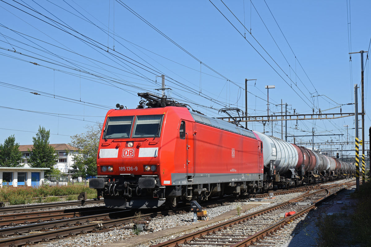 DB Lok 185 136-9 durchfährt den Bahnhof Pratteln. Die Aufnahme stammt vom 21.08.2020.