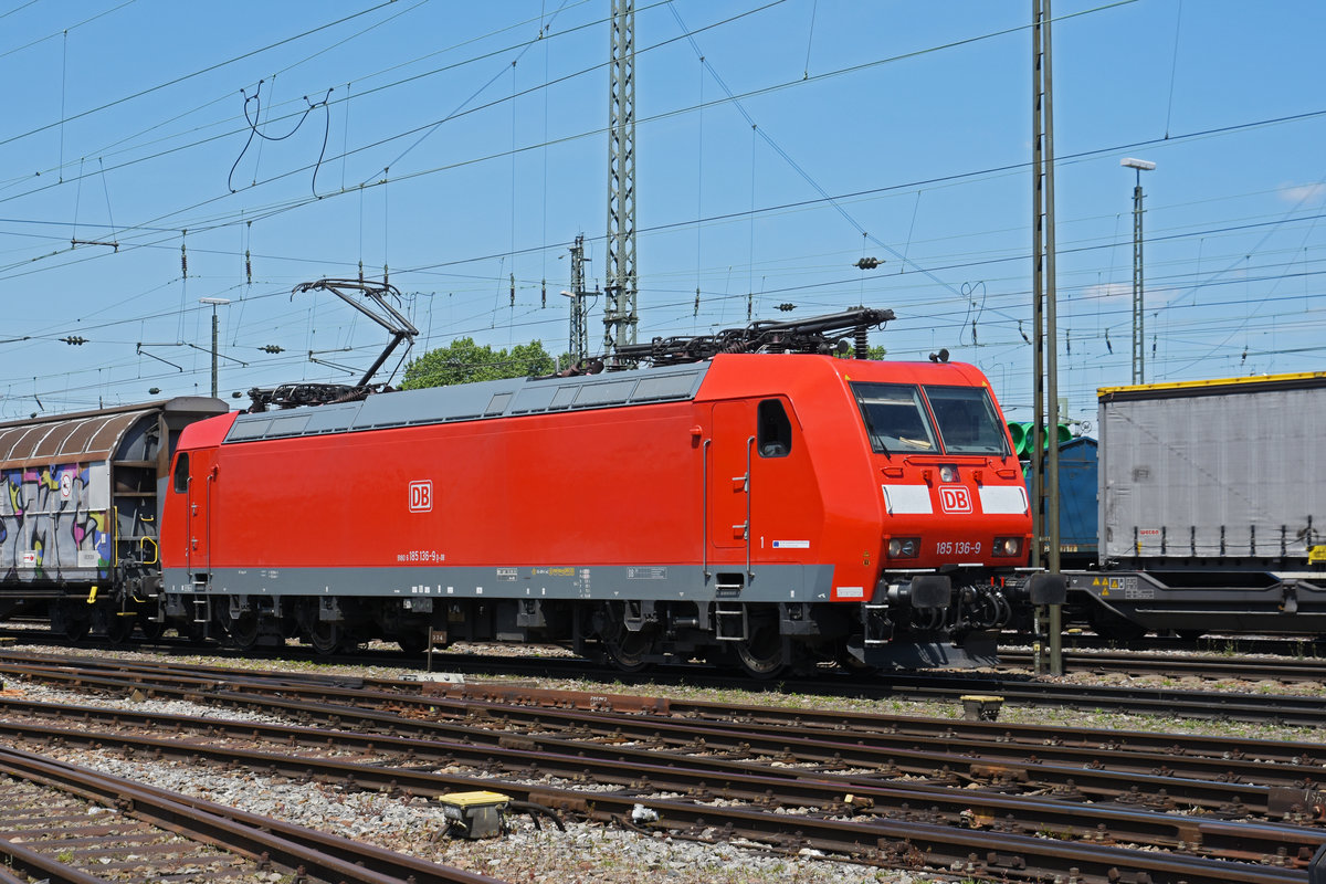 DB Lok 185 136-9 durchfährt den badischen Bahnhof. Die Aufnahme stammt vom 27.05.2020.