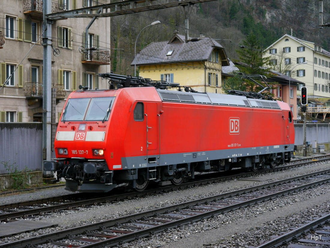 DB - Lok 185 137-7 am Warten im Bahnhof Erstfeld am 27.02.2015