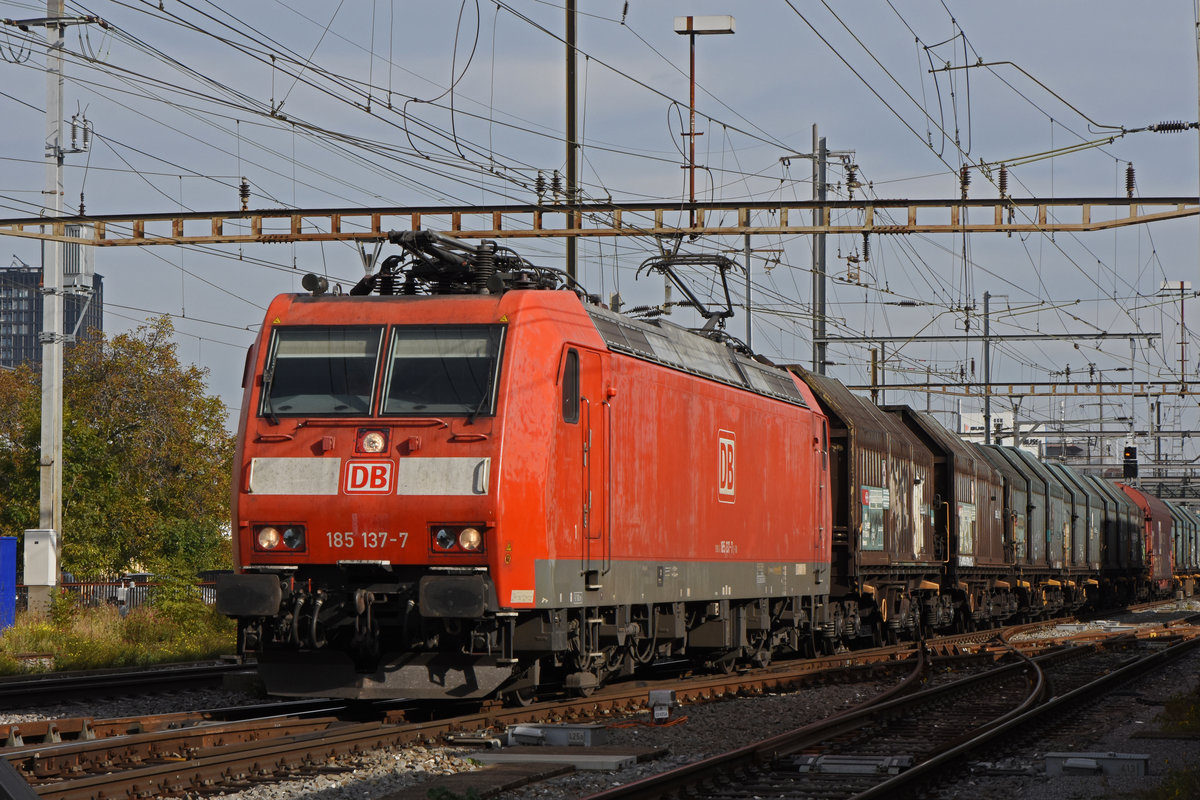 DB Lok 185 137-7 durchfährt den Bahnhof Pratteln. Die Aufnahme stammt vom 20.10.2020.