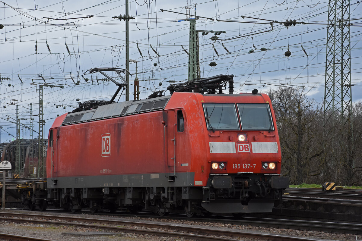 DB Lok 185 137-7 durchfährt den badischen Bahnhof. Die Aufnahme stammt vom 06.02.2022.