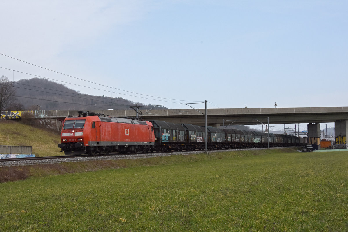 DB Lok 185 137-7 fährt Richtung Bahnhof Itingen. Die Aufnahme stammt vom 26.02.2021.