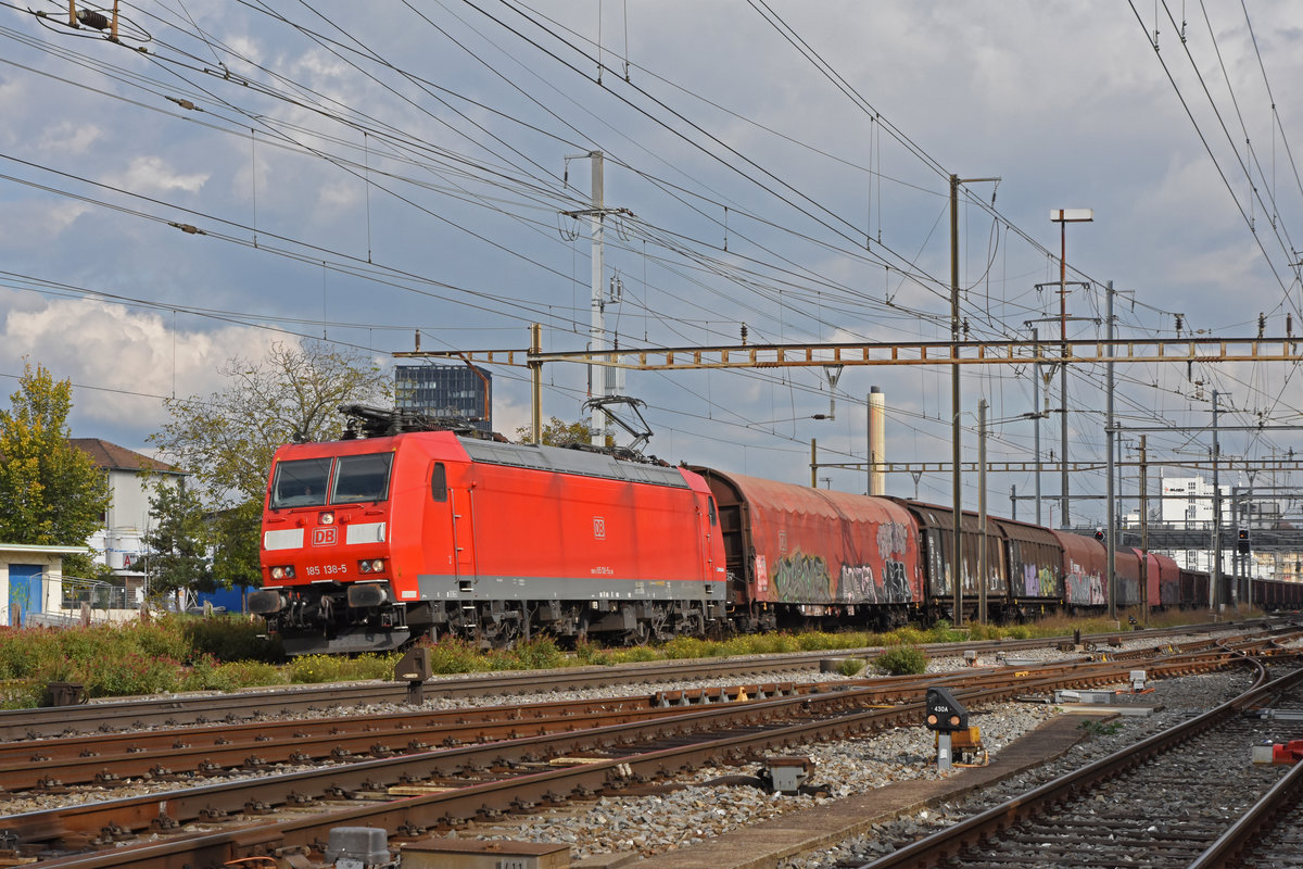 DB Lok 185 138-5 durchfährt den Bahnhof Pratteln. Die Aufnahme stammt vom 14.10.2020.