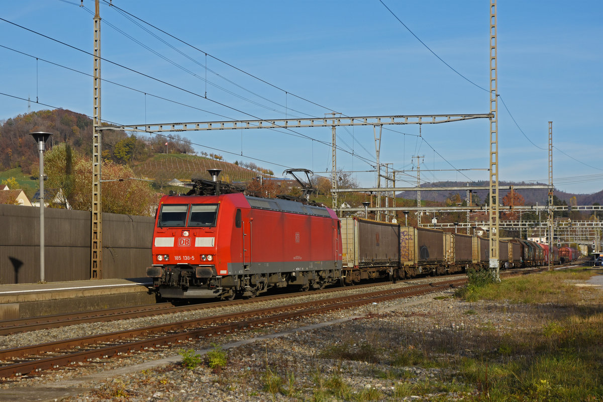 DB Lok 185 138-5 durchfährt den Bahnhof Gelterkinden. Die Aufnahme stammt vom 13.11.2020.