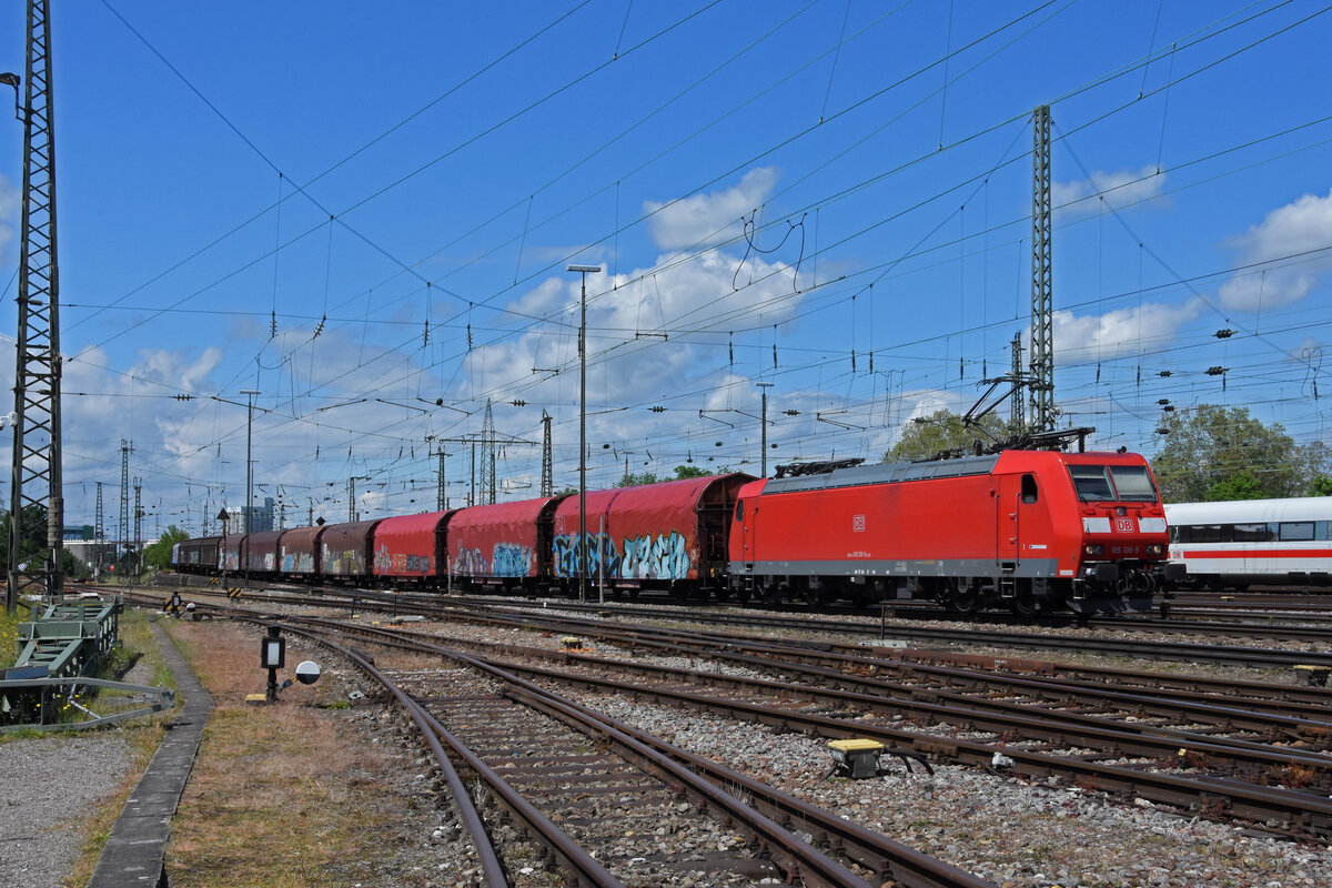 DB Lok 185 138-5 durchfährt den badischen Bahnhof. Die Aufnahme stammt vom 27.05.2021.