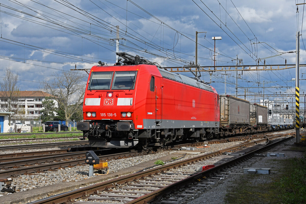 DB Lok 185 138-5 durchfährt am 30.03.2023 den Bahnhof Pratteln.