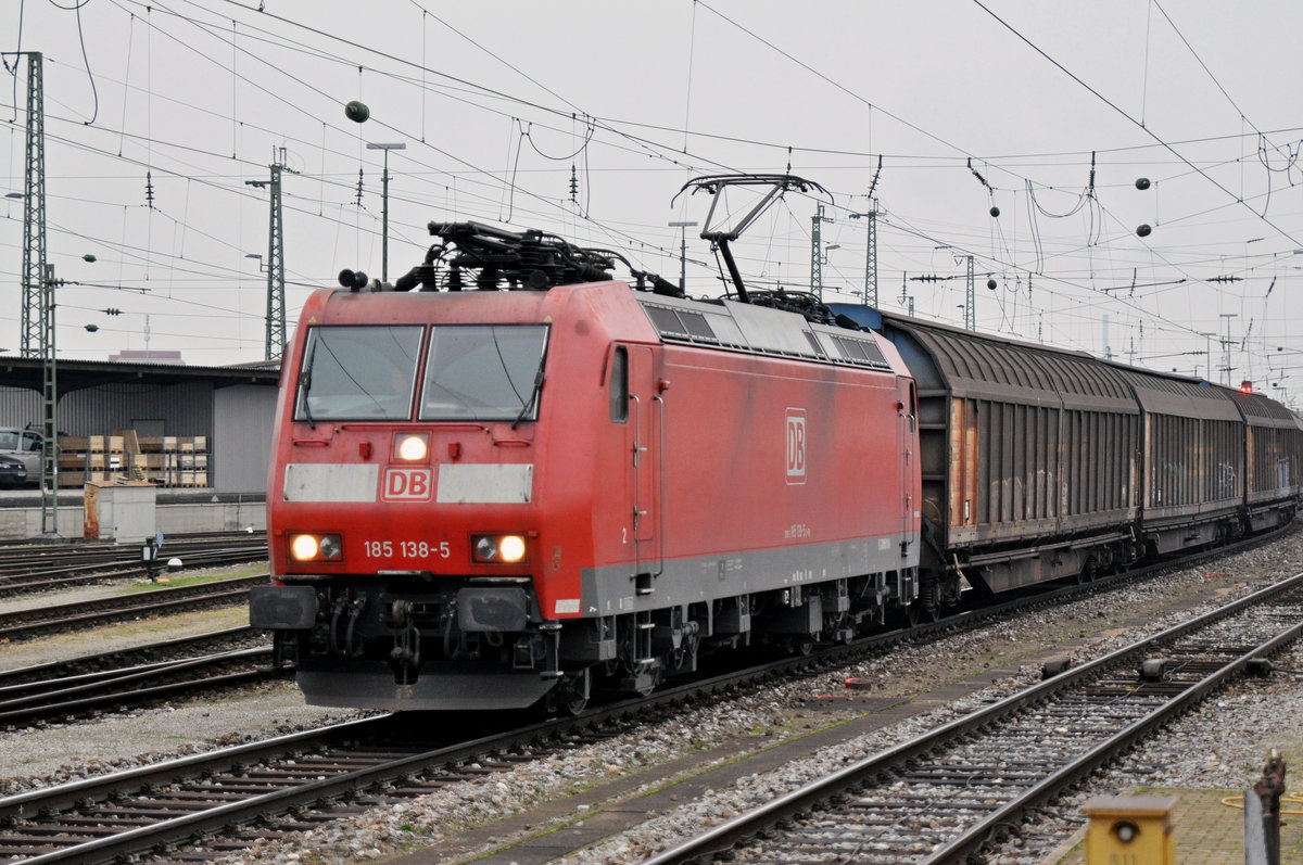 DB Lok 185 138-5 durchfährt den Badischen Bahnhof. Die Aufnahme stammt vom 24.11.2016.