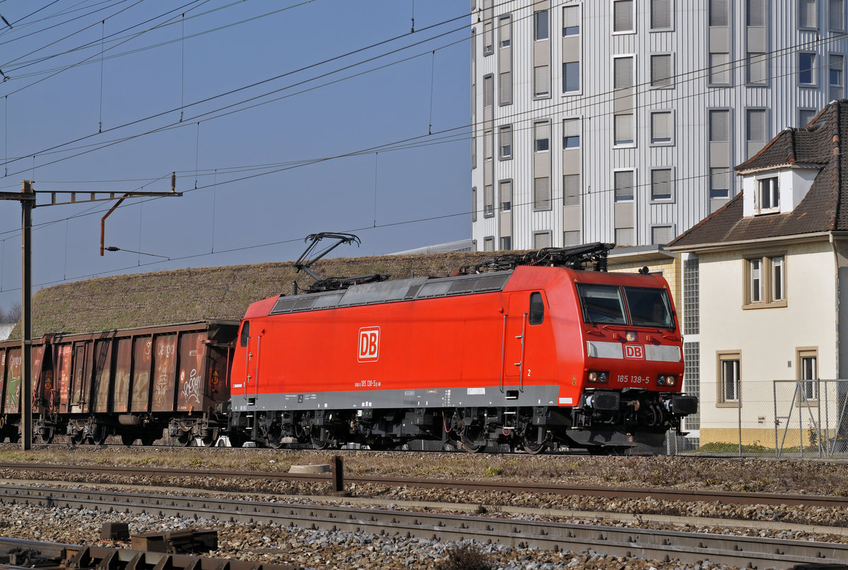 DB Lok 185 138-5 durchfährt den Bahnhof Pratteln. Die Aufnahme stammt vom 14.02.2017.