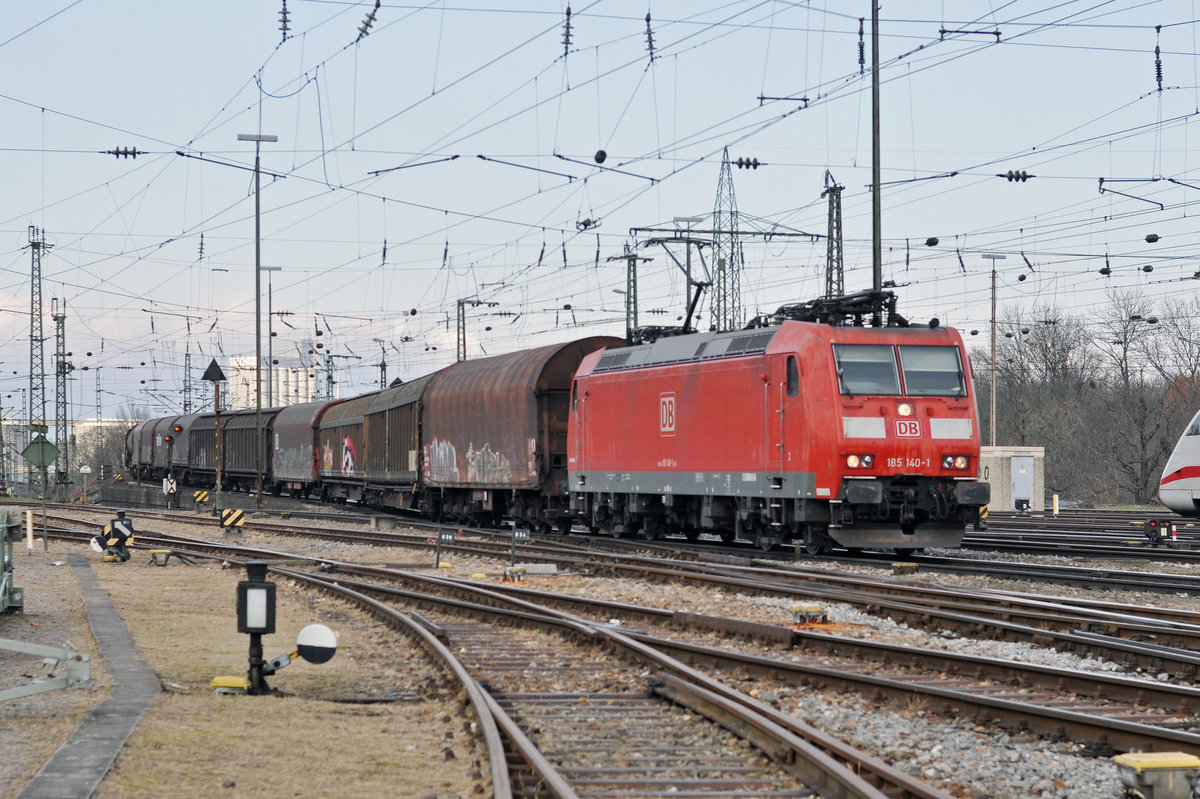 DB Lok 185 140-1 durchfährt den Badischen Bahnhof. Die Aufnahme stammt vom 02.12.2017.
