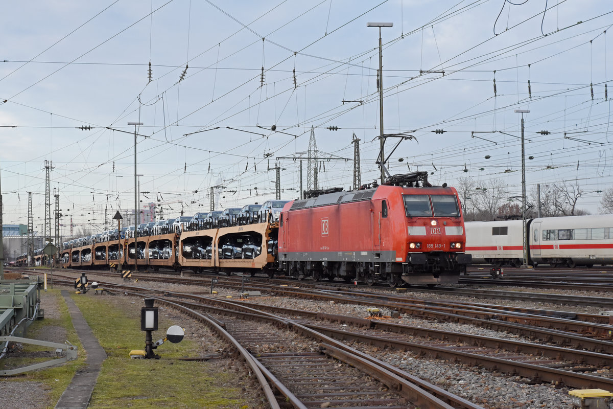 DB Lok 185 140-1 durchfährt den badischen Bahnhof. Die Aufnahme stammt vom 19.12.2019.