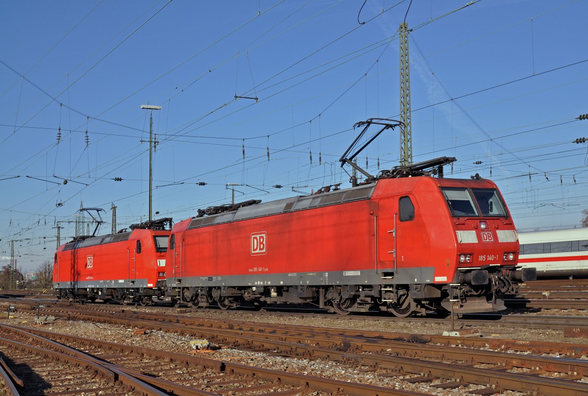 DB Lok 185 140-1 zusammen mit der 185 141-9 durchfahren den Badischen Bahnhof. Die Aufnahme stammt vom 10.12.2015.
