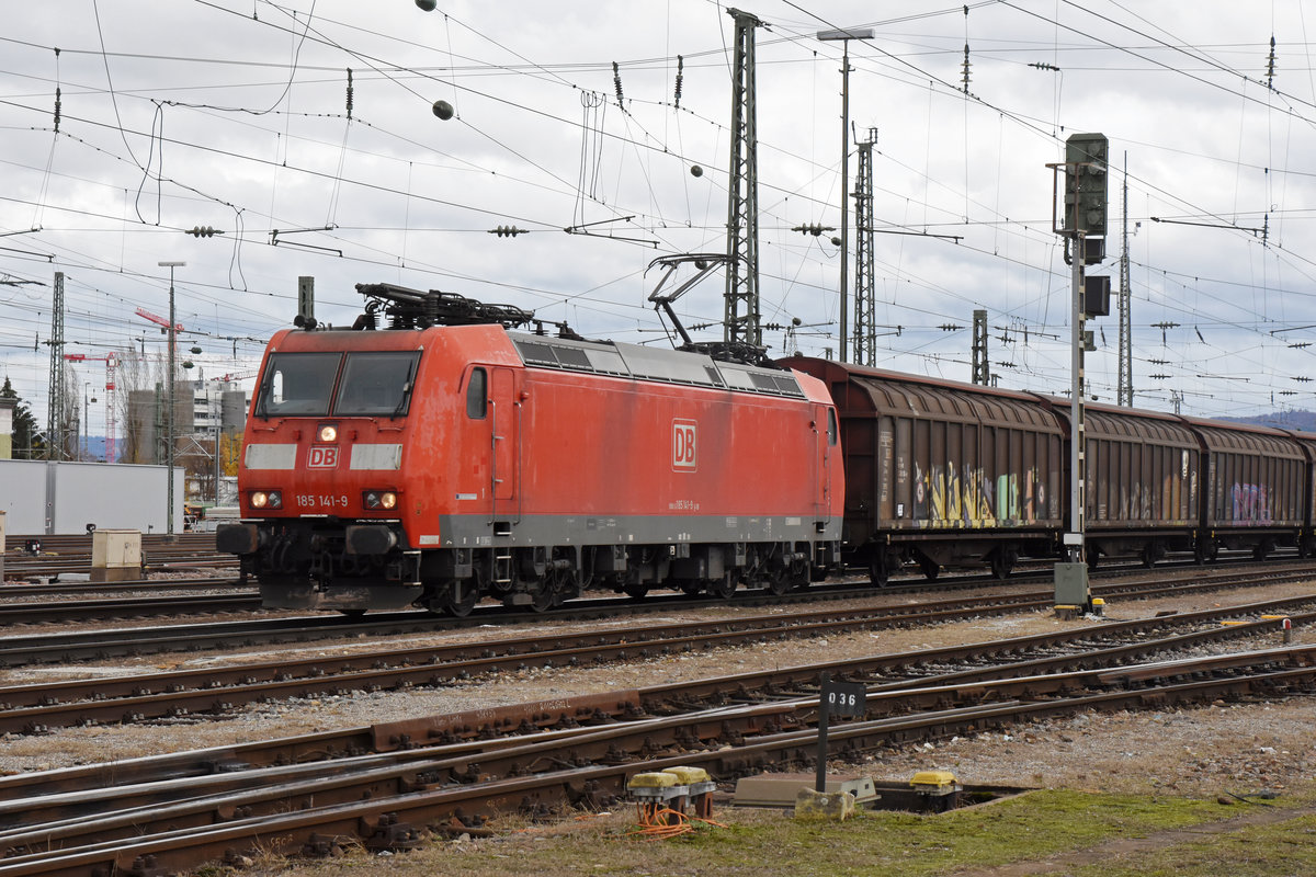 DB Lok 185 141-9 durchfährt den badischen Bahnhof. Die Aufnahme stammt vom 03.12.2018.